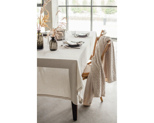 Dukat matbord med duk, porslin och dekoration