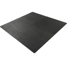 Svart gummimatta med durkmönster