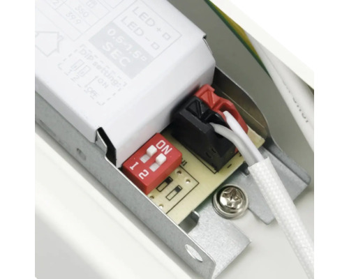Industriarmatur DESIGNLIGHT Liny Basic 1600 4000K IP44 Detaljvy av en elektronisk komponent med brytare och kabelanslutning