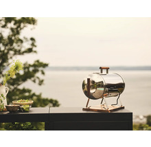 Elektrisk bordsgrill i rostfritt stål på ett bord utomhus.