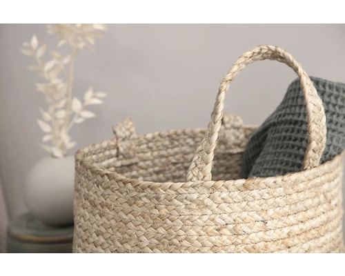 Flätad korg med handtag och textil