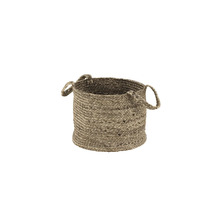 Flätad korg med handtag