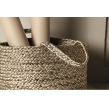 Korg av flätat naturmaterial med handtag