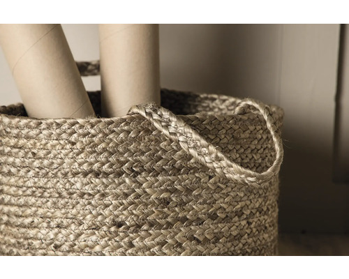 Korg av flätat naturmaterial med handtag