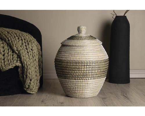 Flätad korg med lock som dekorativt förvaringselement