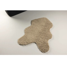 Beige fårskinnsimitation på slätt underlag.