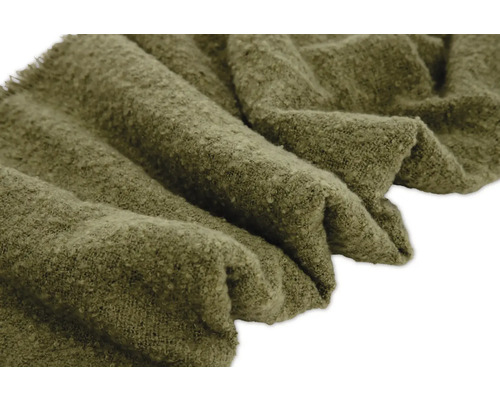 Närbild av ett vikt, grovt stickat överkast