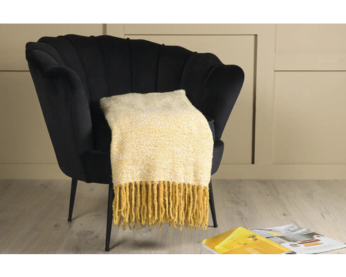 Svart fåtölj med gulvit filt och fransar