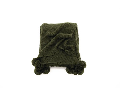 Stickad filt med tofsar