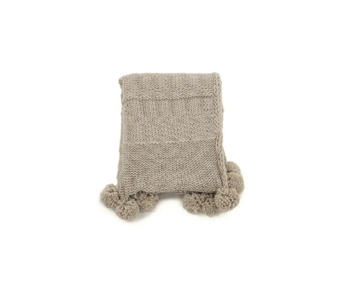 Stickad filt med tofsar