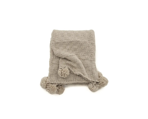 Beige stickad filt med tofsar