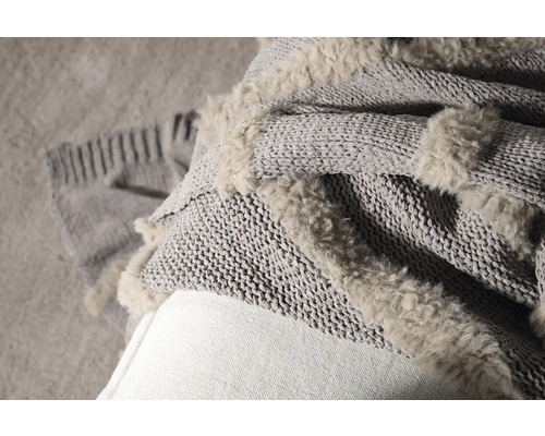 Grå stickad pläd med pälskant