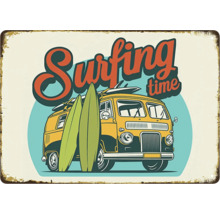 Metallskylt med trycket Surfing Time, en buss och surfbrädor