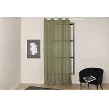 Vardagsrum med fönster, gardin och fåtölj