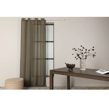 Miljöbild med gardin, bord och dekoration i ett rum