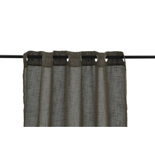 Gardin med öljetter på en gardinstång