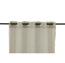 Gardin med öljetter på en stång