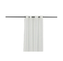 Vit gardinsjal med öljetter på svart gardinstång