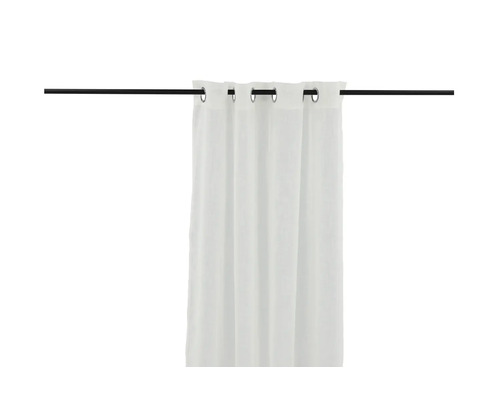 Vit gardinsjal med öljetter på svart gardinstång