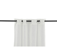 Vit gardin med öljetter på en gardinstång