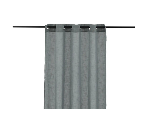 Gardin med öljetter på en stång