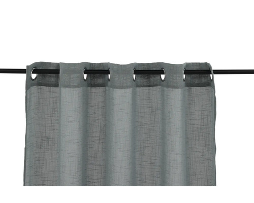 Grå gardin med öljetter på en gardinstång.
