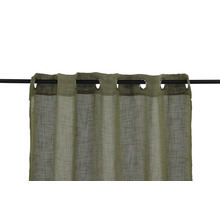 Gardin med öljetter upphängd på en gardinstång