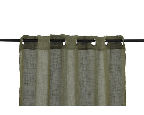 Gardin med öljetter upphängd på en gardinstång