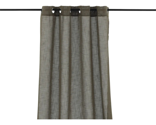 Gardin med öljetter på en stång