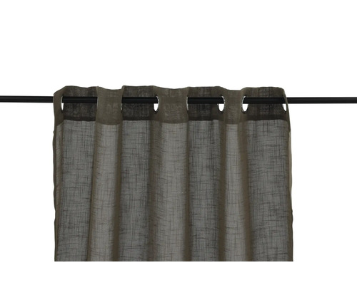 Gardin med öljetter upphängd på en gardinstång