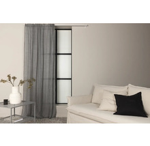 Vardagsrum med gardin, soffa och sidobord