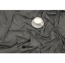 Grått tyg med kopp och två skedar