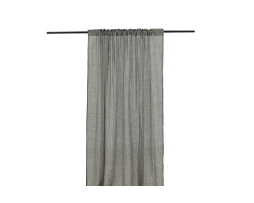 Gardin av tyg med rynkbandsupphängning på en gardinstång