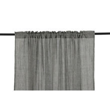 Grå tyggardin med veckbandsupphängning på en gardinstång