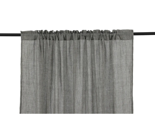 Grå tyggardin med veckbandsupphängning på en gardinstång