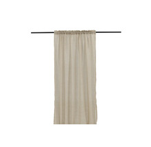 Gardin av tyg med rynkbandsupphängning på en gardinstång