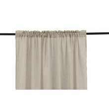 Gardin med rynkbandsupphängning på en gardinstång