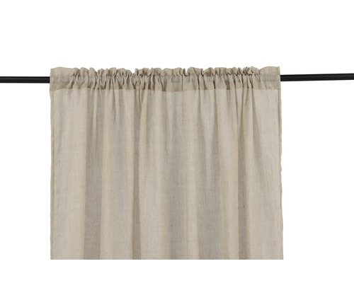 Gardin med rynkbandsupphängning på en gardinstång