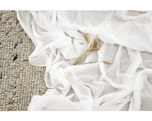 Dekorativt arrangemang med matta, lätt tyg och veteax