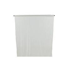 Vit dekorativt tyg med gardinstång