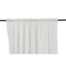 Vit gardin med öglor på gardinstång