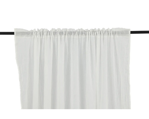 Vit gardin med öglor på gardinstång