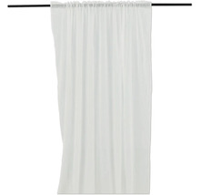 Vit gardin med rynkbandsupphängning på en gardinstång