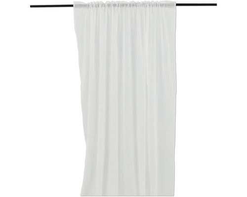 Vit gardin med rynkbandsupphängning på en gardinstång