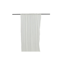 Gardin med rynkband på en gardinstång