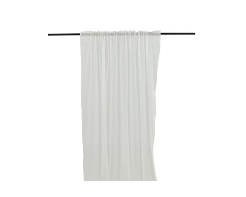 Gardin med rynkband på en gardinstång