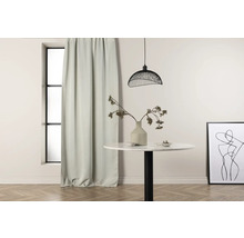 Inredningsexempel med gardin, bord och lampa för en stilfull interiör