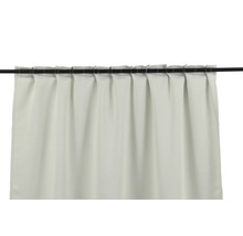 Gardin med öglor upphängd på en gardinstång