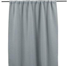 Grå gardin på en gardinstång