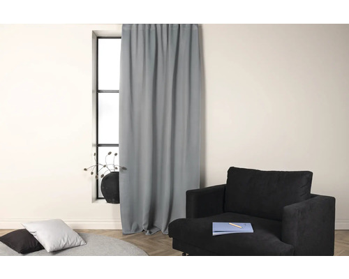 Vardagsrum med gardin, fåtölj och dekoration